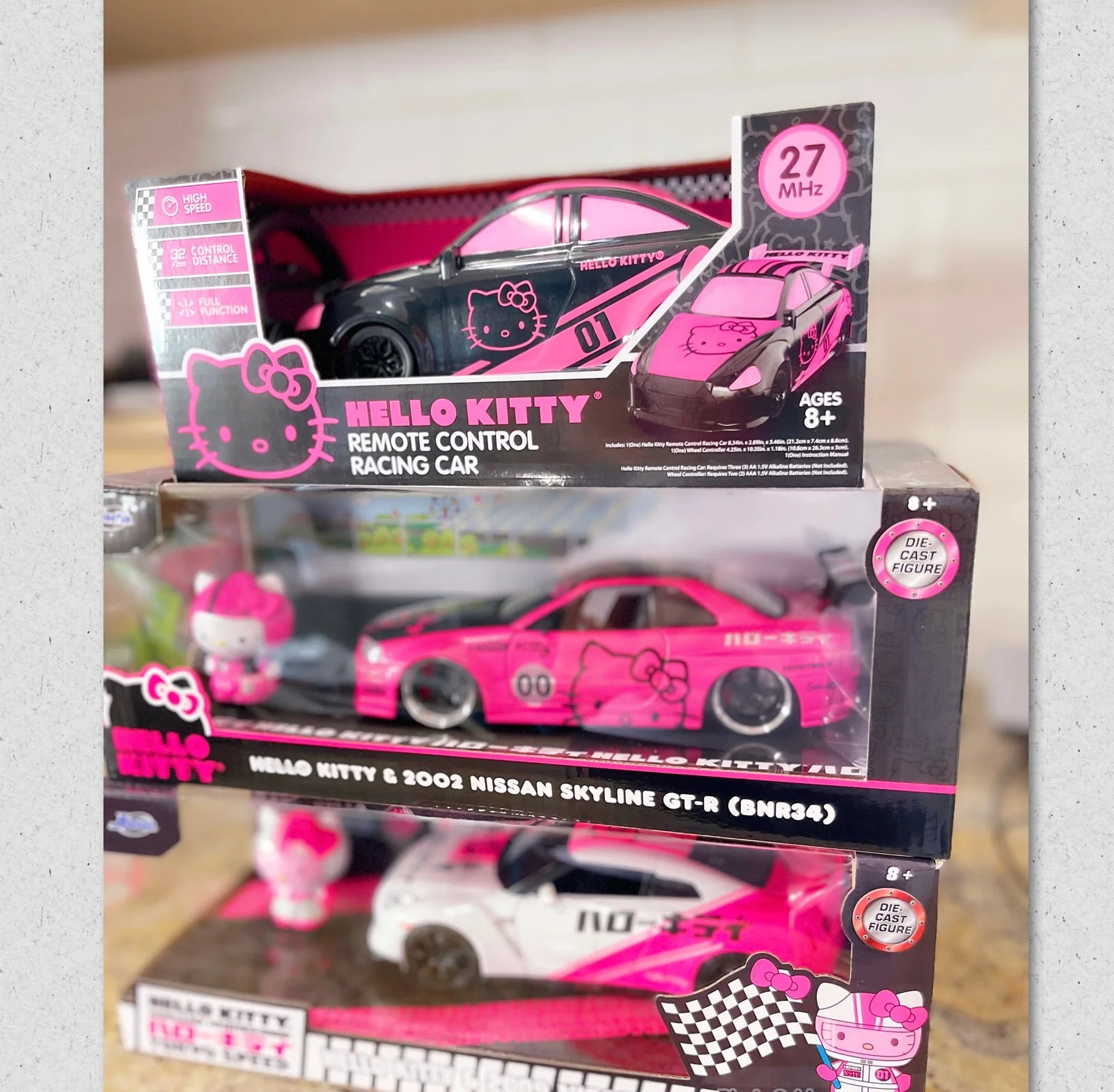 Jada Toys Hello Kitty Nissan Skyline GT-R (Bnr34) Drift R/C Car – Pink, USB Charge, 4 Extra Tires
